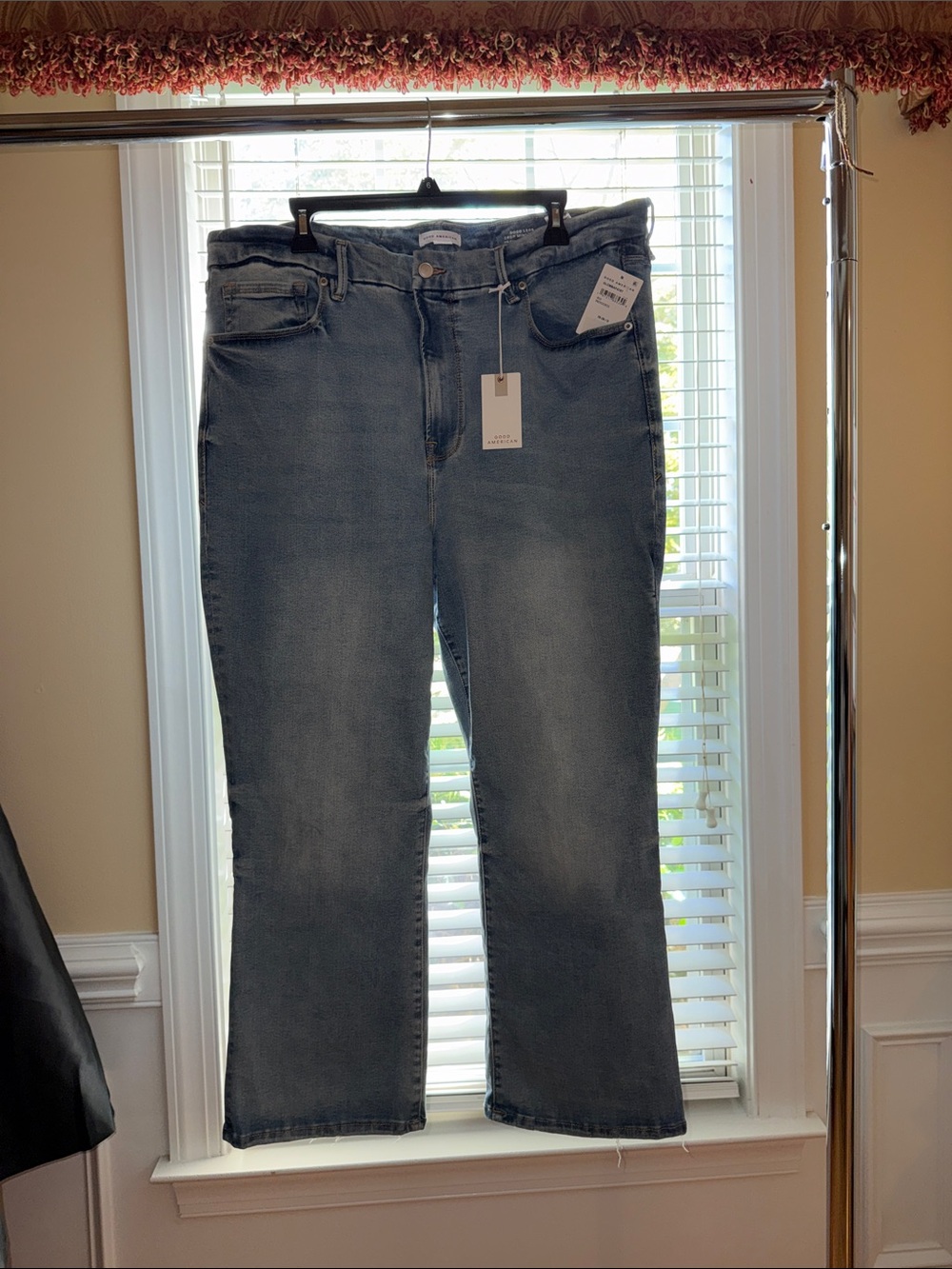 Good American Good Legs Crop Mini Boot Mid Rise 26.5 Inseam